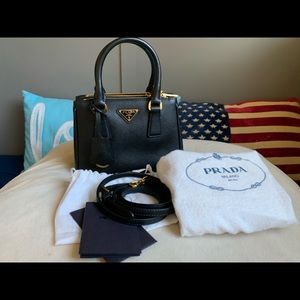 ($old)💯%👜 🎀Authentic Prada Saffiano mini bag🎀
